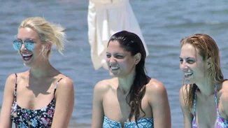 Συνατσάκη - Καινούργιου – Παπαδημητρίου: Δείτε τες να απολαμβάνουν παρέα τις βουτιές στην πισίνα