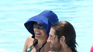 Τζένη Μπότση: Δείτε τη με μαγιό να απολαμβάνει τις βουτιές της μαζί με το σύντροφό της