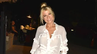 Φαίη Σκορδά: Δείτε την να ποζάρει με εντυπωσιακό κίτρινο ολόσωμο μαγιό