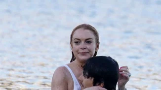 Lindsay Lohan: Δείτε τη με μαγιό να απολαμβάνει τις βουτιές της μαζί με το σύντροφό της