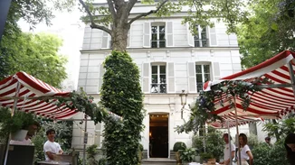 Chiara Ferragni: Με διάφανο φόρεμα και άλλες fashion bloggers σε πάρτι έκπληξη! (φωτογραφίες)