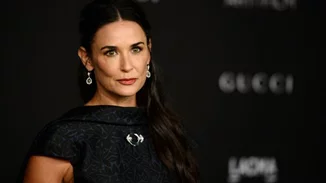 Διακοπές στην Ελλάδα για την Demi Moore | Η φωτογραφία με φούξια μπικίνι στα 59 της χρόνια