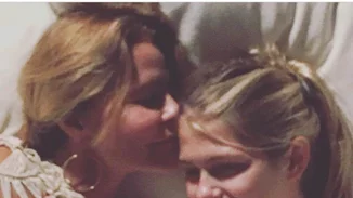 Τζένη Μπαλατσινού: Ποζάρει με τα παιδιά της σε χριστουγεννιάτικη διάθεση