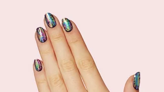 #maniMonday: Τι είναι τα oil spill nails και πώς μπορείς να τα πετύχεις;