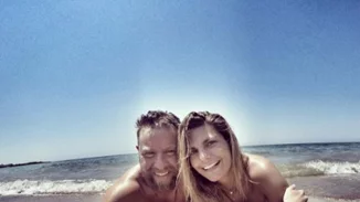 Βαρδής - Σκαφίδα: Στην παραλία με την δύο μηνών κόρη τους