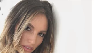 Αθήνα Οικονομάκου: Μας παρουσιάζει τους τέλεια γραμμωμένους κοιλιακούς της