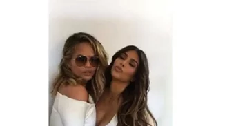Kim Kardashian - Chrissy Teigen: Αυτό είναι το μυστικό...εσώρουχο που τις ενώνει!