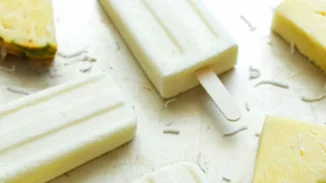 Γρανίτα σε ξυλάκι με ανανά και ρούμι!