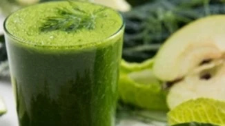 Smoothie αποτοξίνωσης με μήλο, ανανά & λάχανο