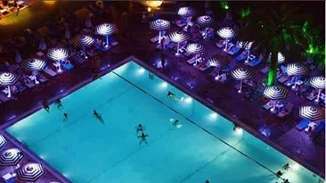 Βραδινές βουτιές κάθε Πέμπτη στην πισίνα του Hilton με δωρεάν είσοδο