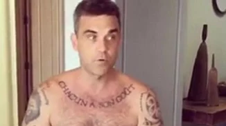 O Robbie Williams oλόγυμνος στο Snapchat: To video που ανάρτησε η σύζυγός του
