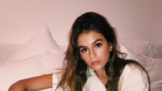 Kaia Gerber: Μας δείχνει τους τέλειους κοιλιακούς της με μια ανάρτηση