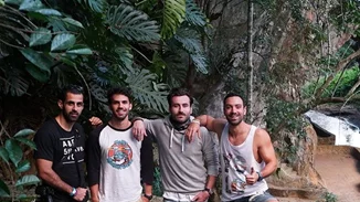 O Σάκης Τανιμανίδης και ο Γιώργος Μαυρίδης μας αποχαιρετούν με ένα backstage επεισόδιο