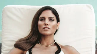 Κάτι τρέχει με τη Mαίρη Συνατσάκη στο Esquire Αυγούστου