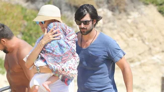 Ζέτα Δούκα: Με το μωρό σε παραλία της Μύκονου