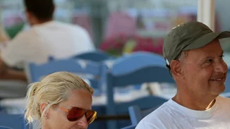 Μαρία Μπεκατώρου: Βόλτα με το σύζυγό της στην Κεφαλονιά