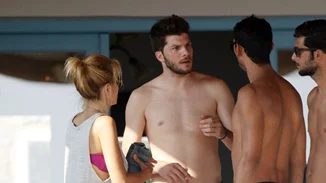 Έλενα Ράπτη - Λούκας Γιώρκας: Διακοπές στο νησί των ανέμων