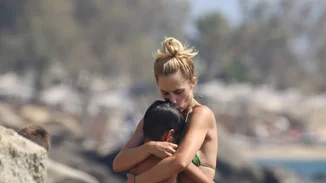 Ντορέττα Παπαδημητρίου: Βουτιές με τον γιο της στη Μύκονο