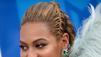 Beyonce: Ποζάρει μαζί με τα... πολλά χριστουγεννιάτικα δέντρα της!