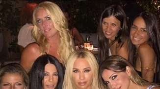 Γωγώ Μαστροκώστα: Γιόρτασε τα γενέθλιά της με τους διάσημους φίλους της