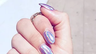 #maniMonday: Ήρθε η ώρα να υιοθετήσεις το hot trend των holographic nails