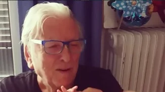 Κώστας Βουτσάς: Δες τον να νανουρίζει το νεογέννητο Φοίβο!