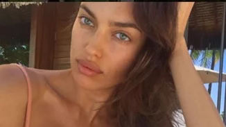 Irina Shayk: Δες τη να κάνει πασαρέλα μπροστά από τον Πύργο του Άιφελ