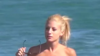 Ευαγγελία Αραβανή: Σε παραλία της Μυκόνου με high waisted floral bikini (video)