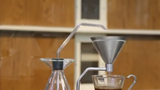 Αυτό το ξυπνητήρι φτιάχνει και καφέ