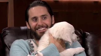 Jared Leto: Αγκαλιά με κουτάβια στον Jimmy Fallon (βίντεο)