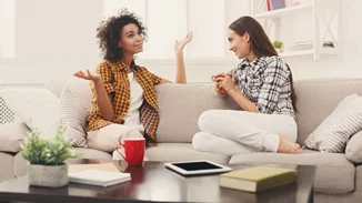 Πώς να φαίνεσαι ενδιαφέρουσα | 8 τρόποι για να κάνεις πιο ουσιαστικές συζητήσεις