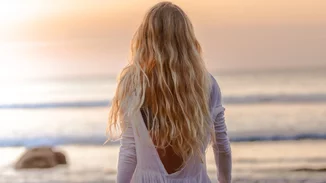 Εύκολα χτενίσματα για παραλία | 18 cool ιδέες