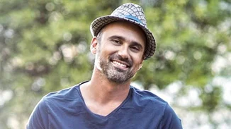 Ο Γιώργος Καπουτζίδης μας συστήνει την αδερφή του