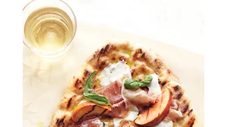 Η πίτσα με ροδάκινο και προσούτο θα είναι η νέα αγαπημένη σου