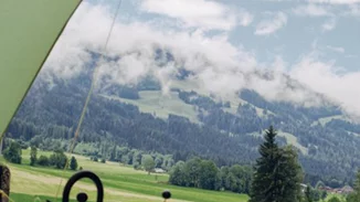 Αυτό το ζευγάρι άφησε το Λονδίνο για να ζήσει μια περιπέτεια στην Ευρώπη