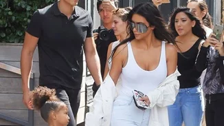 Με πανάκριβη τσάντα 2.000 δολαρίων η 3χρονη κόρη της Κιμ Καρντάσιαν