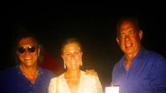 Ο Ηλίας Ψινάκης βράβευσε τον Τομ Χανκς και τη σύζυγό του