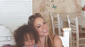 Mariah Carey: Μετά τη Μύκονο βρέθηκε στην Σαντορίνη