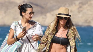 Νικολέττα Ράλλη - Αθηνά Οικονομάκου: Μαζί για μπάνιο στη Μύκονο