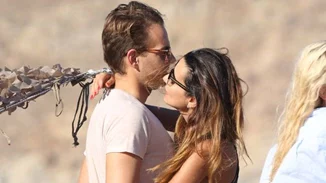 Νικολέττα Ράλλη - Ιάσωνας Μιχόπουλος: Τρυφερές στιγμές σε παραλία της Μυκόνου