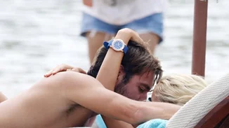 Δούκισσα Νομικού - Δημήτρης Θεοδωρίδης: Τρυφερές στιγμές σε παραλία της Μυκόνου