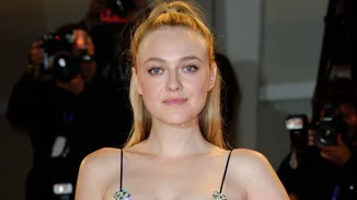 Η Dakota Fanning έκανε την πιο... πολύχρωμη εμφάνιση στο Φεστιβάλ της Βενετίας!
