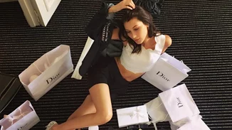 Η Bella Hadid σου δείχνει ποια είναι η σωστή απόχρωση κραγιόν για ένα love date (video)