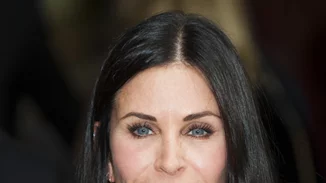 Courteney Cox: Παίρνει κι εκείνη θέση στο διαζύγιο των Brangelina