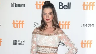 Anne Hathaway: Πανέμορφη και εντυπωσιακή στην πρεμιέρα της ταινίας «Colossal»