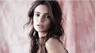 Emily Ratajkowski: Ποζάρει με απόλυτα σέξι διάθεση για εταιρεία κοσμημάτων