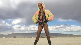 Cara Delevingne, Paris Hilton, Katy Perry: Με τρελά outfits μέσα στην έρημο! (φωτογραφίες)