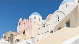 Ποιά διάσημη fashion blogger κάνει τώρα διακοπές στη Σαντορίνη;