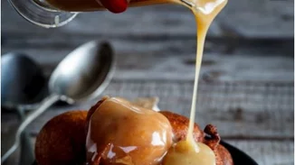 Τηγανιτές μπουκίτσες με ροδάκινο και σος αλμυρής καραμέλας