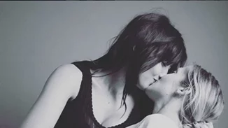 Να γιατί οι celebrities άρχισαν να φιλιούνται στα social media